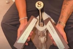 俩手拿不下！克雷桑ins晒直播吧最佳和中超官方最佳奖杯：收藏+3